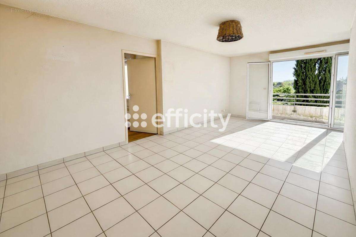 Appartement à SAINT-JEAN-D'ANGELY