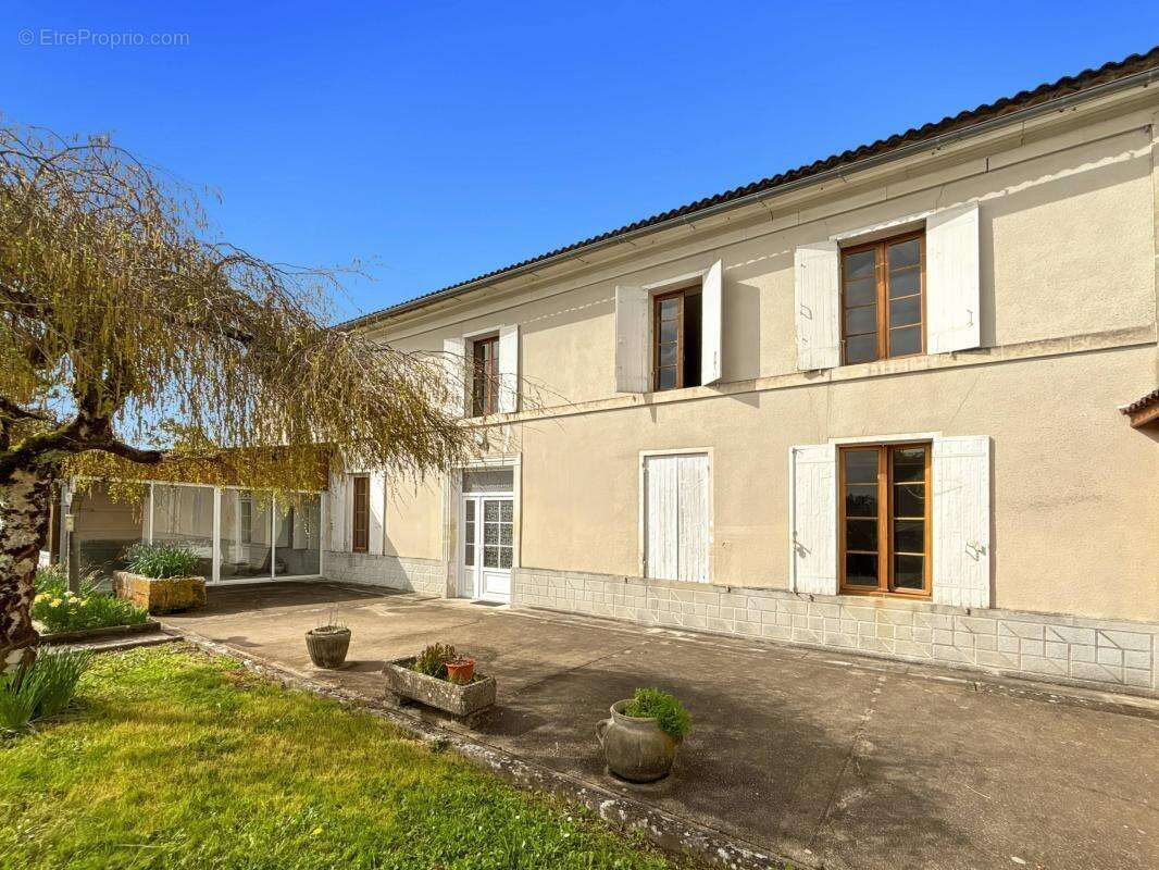 Maison à JARNAC-CHAMPAGNE