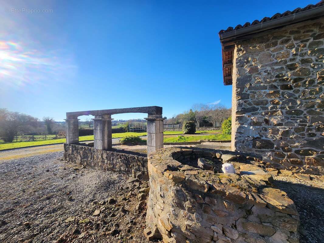 Maison à LE CHATENET-EN-DOGNON