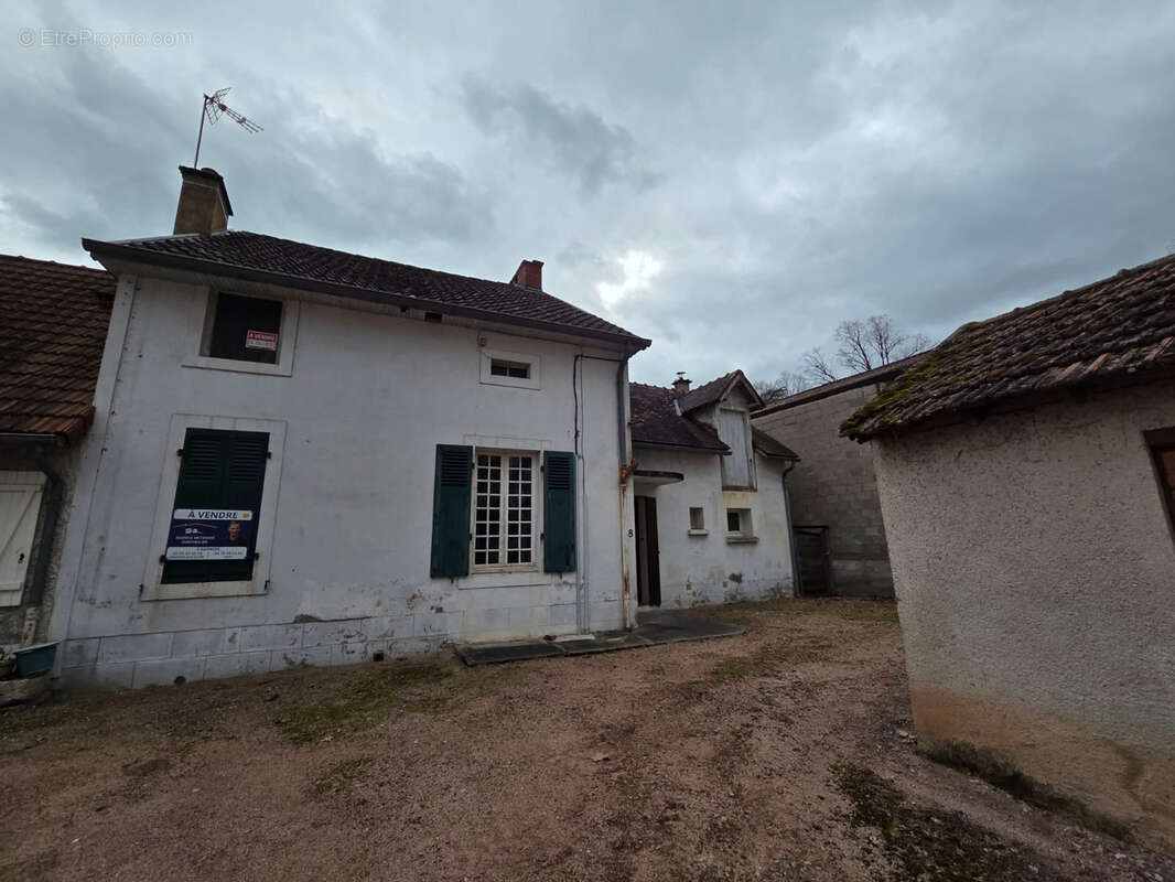 Maison à MONTAIGU-LE-BLIN