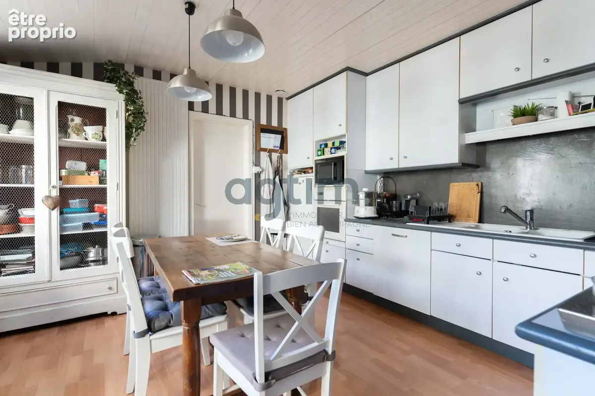 A 30 min de Nantes, centre Montaigu, maison de ville 202m2 hab, 5 chambres, garage et dépendance, terrain - photo 6