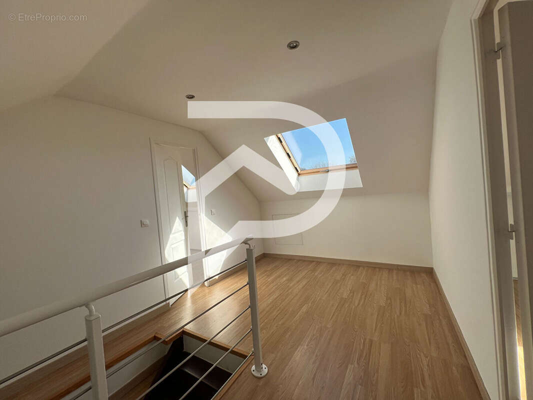 Maison à LE MESNIL-SAINT-DENIS