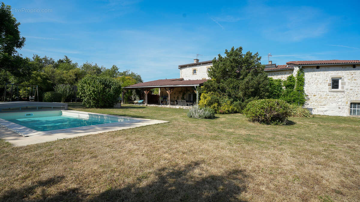 Centre bourg: ancienne ferme restaurée avec piscine - photo 25
