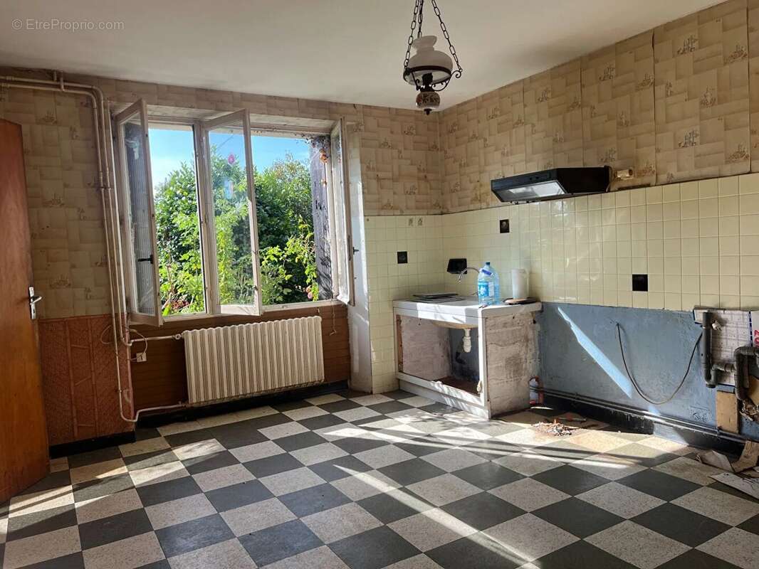 Maison à CHATEAUNEUF-DU-FAOU