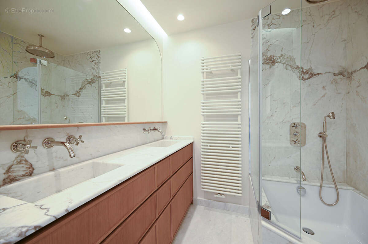 Appartement à PARIS-8E
