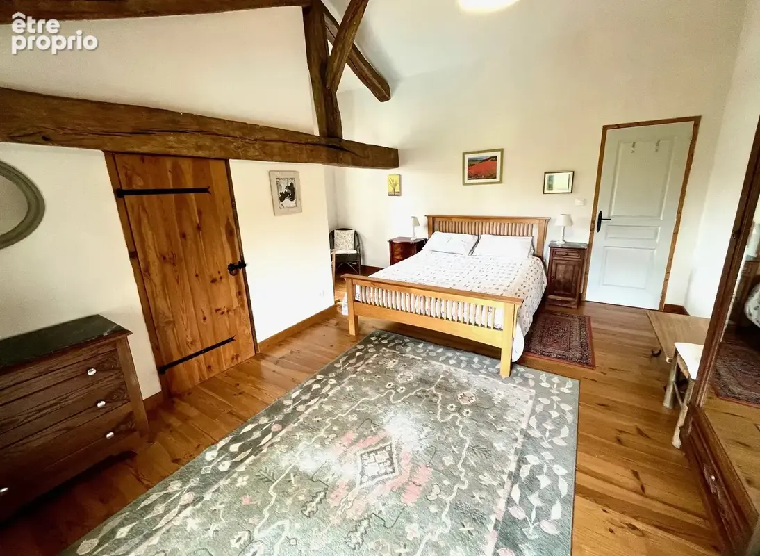 Superbe grange réaménagée avec 6 chambres et 4 salles de bains, offrant une vue imprenable - photo 8