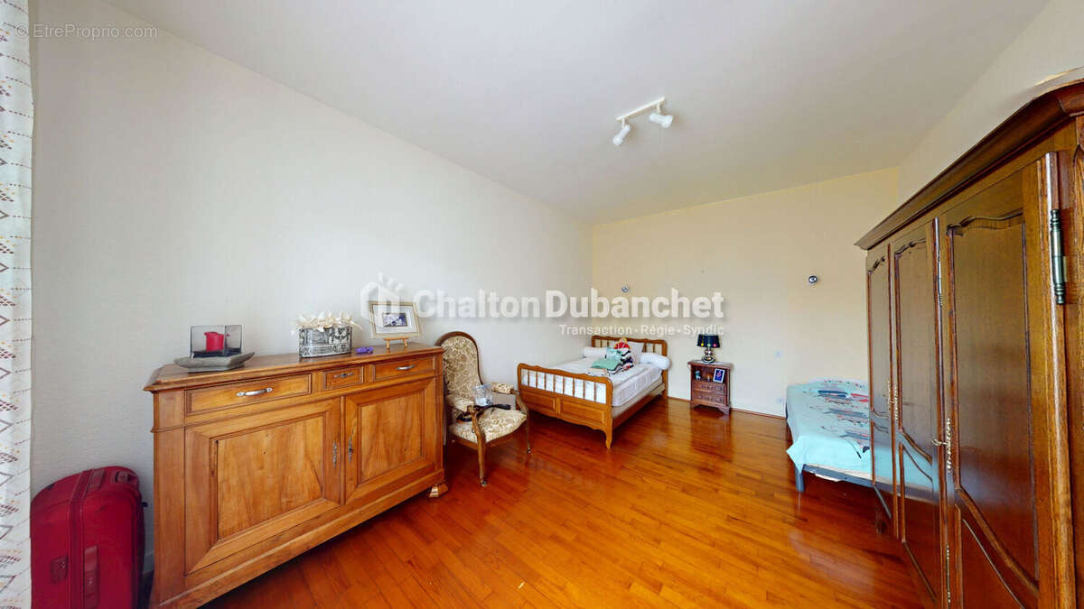 SAINT DENIS DE CABANNE (42) - Maison 6 pièces 175 m2 avec dépendances et terrain - photo 9