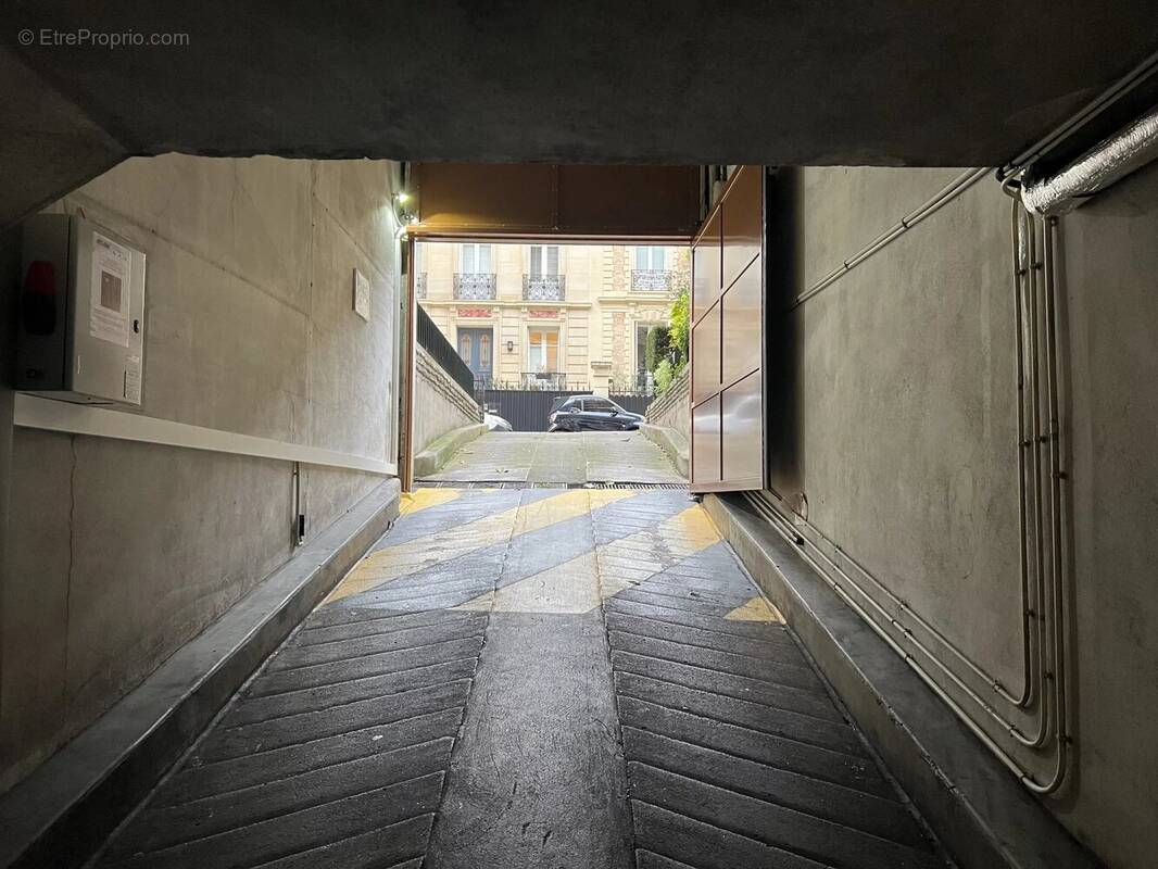 Parking à PARIS-16E