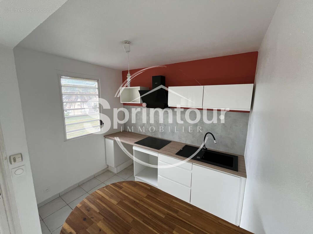 SAINT-CLAUDE - Appartement T3 rénové avec terrasse dans une résidence sécurisée avec piscine - photo 3