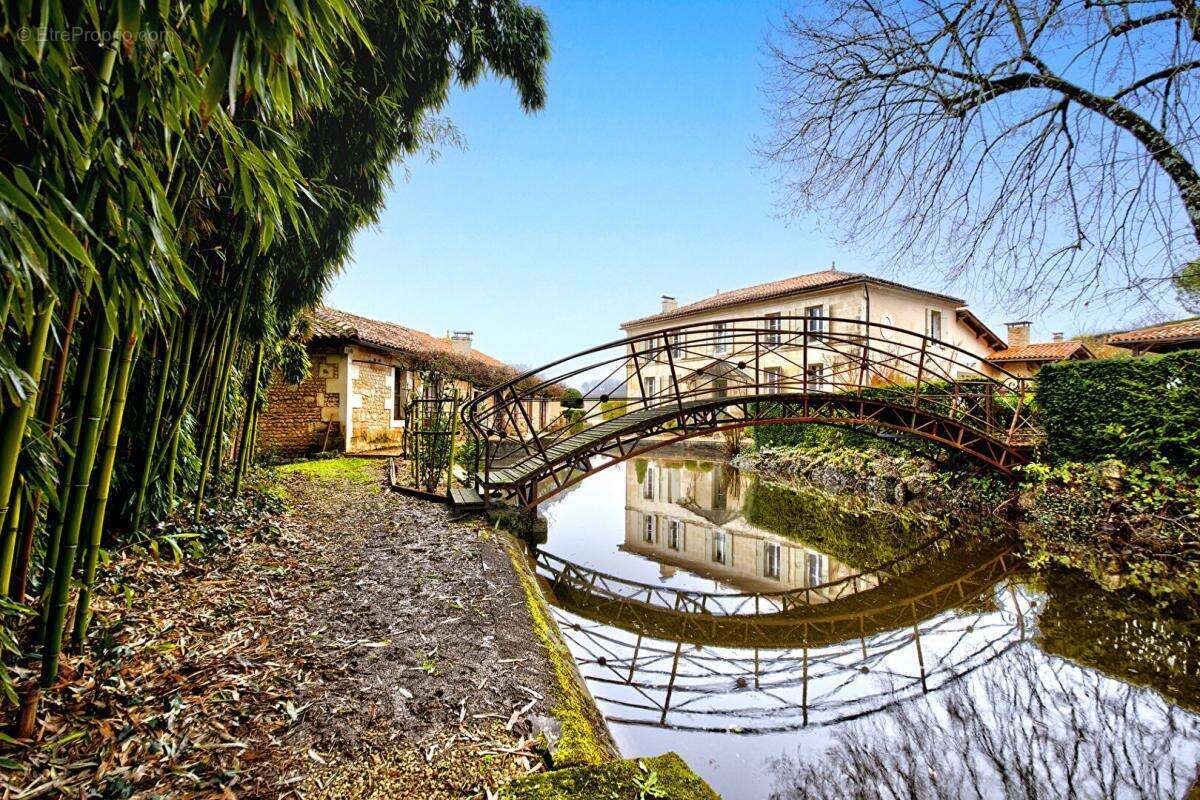À vendre  Moulin classé du XVI siècle avec chambres d'hôtes et gîte en Charente-Maritime - photo 2
