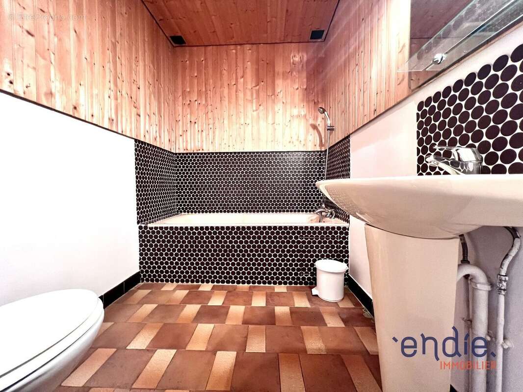 Commerce à NIEUIL-L&#039;ESPOIR