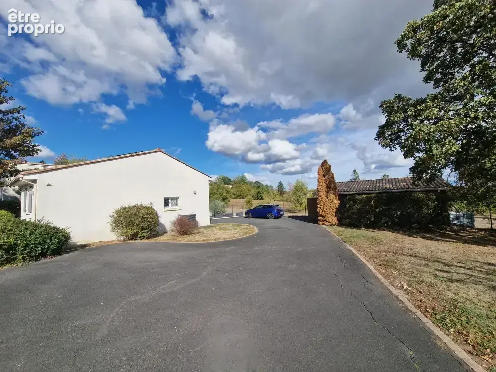 Belle contemporaine avec 4 chambres et 2 garages sur un terrain arboré de 3065m2 - photo 9