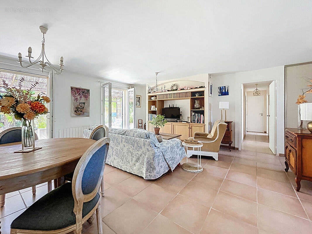 Maison à LE PUY-SAINTE-REPARADE