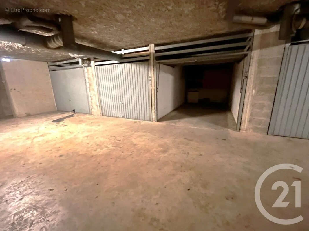 Parking à ROQUEBRUNE-CAP-MARTIN