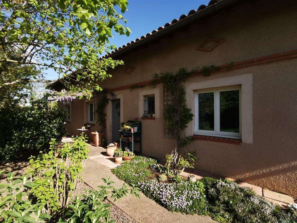Maison de 1990 de 219m2 avec piscine, bien exposée