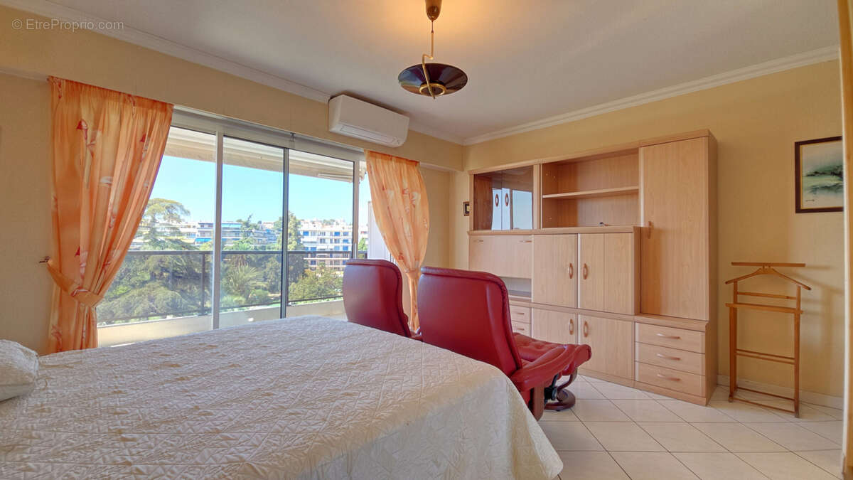 LE CANNET à vendre 4 pièces de 117 m2 avec terrasse et balcon, cave et garage sous-sol - photo 11