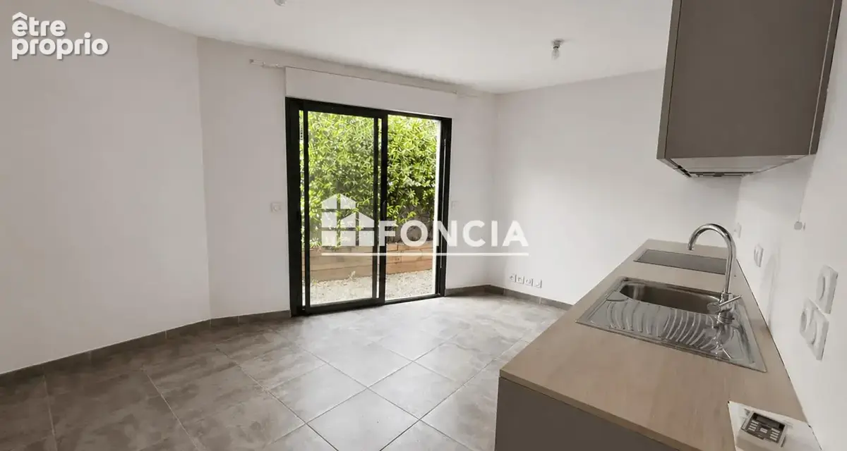 VENCE - Studio 22m2 - parking sécurisé - rez de jardin - photo 4