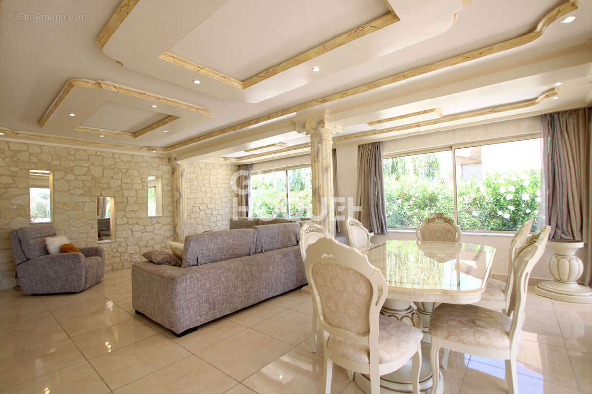 Maison à ENTRAIGUES-SUR-LA-SORGUE