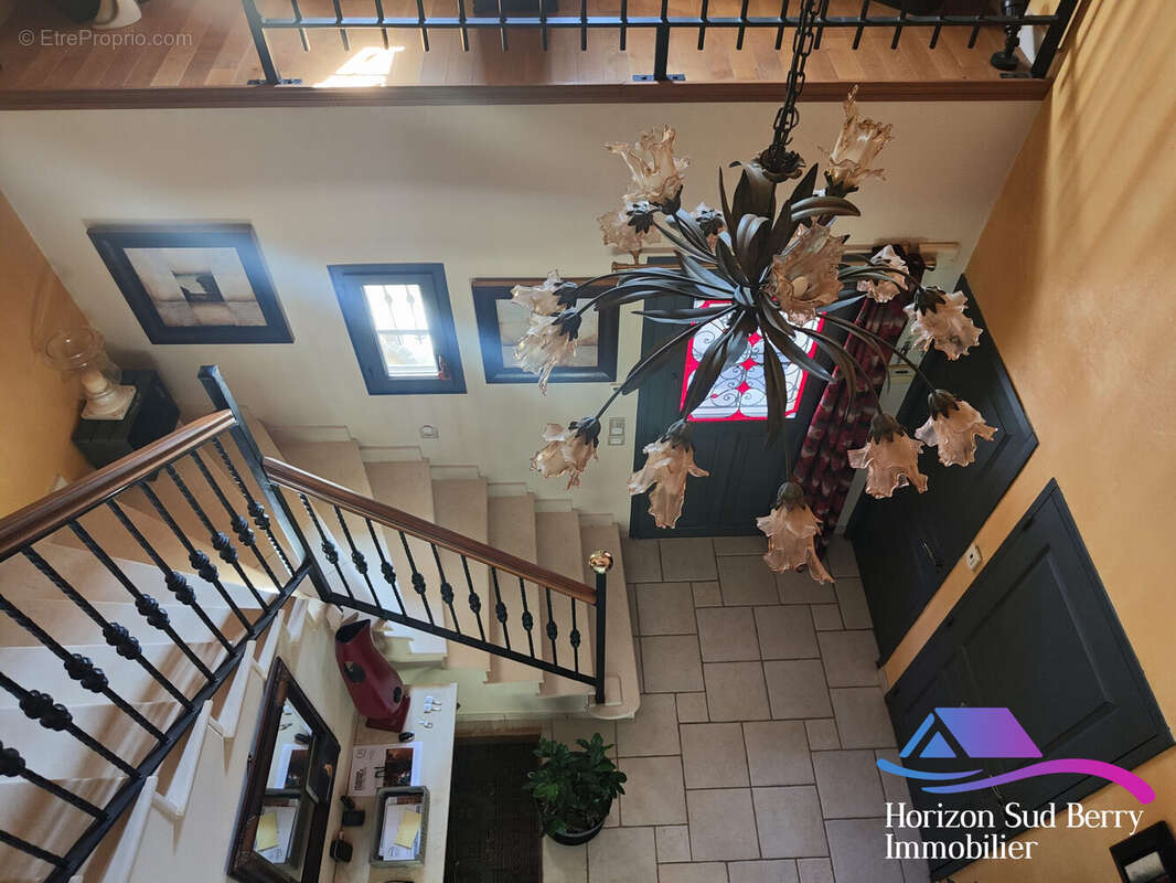 Entrée avec plafond cathédrale - Maison à MONTGIVRAY