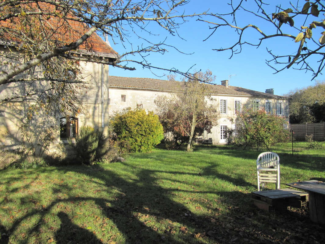 Appartement à PRIGNAC-ET-MARCAMPS