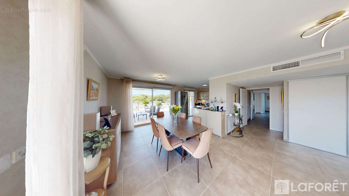 Appartement T4 de 105 m² - Dernier étage - Terrasse 97 m²  - Vue dominante forêt - Double garage - photo 5