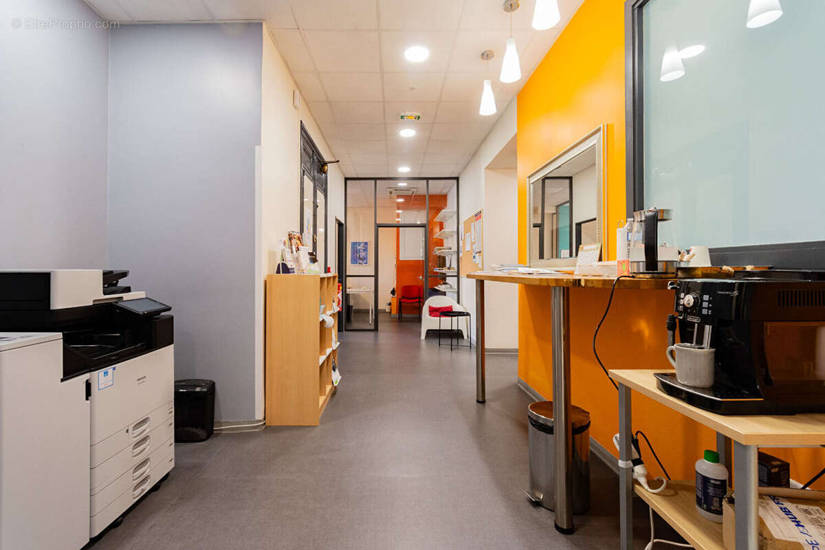 Locaux d'activité. Vente des Murs 300m2 - 13006 Marseille - photo 3