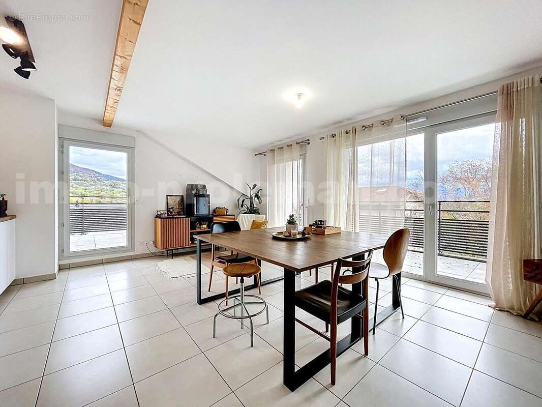 Appartement_T4_Cranves-Sales_belle_superficie_prix_frontière_Suisse_direction_GENEVE_autoroutes_investissement_locatif_vente_vue_séjour_salon - Appartement à CRANVES-SALES