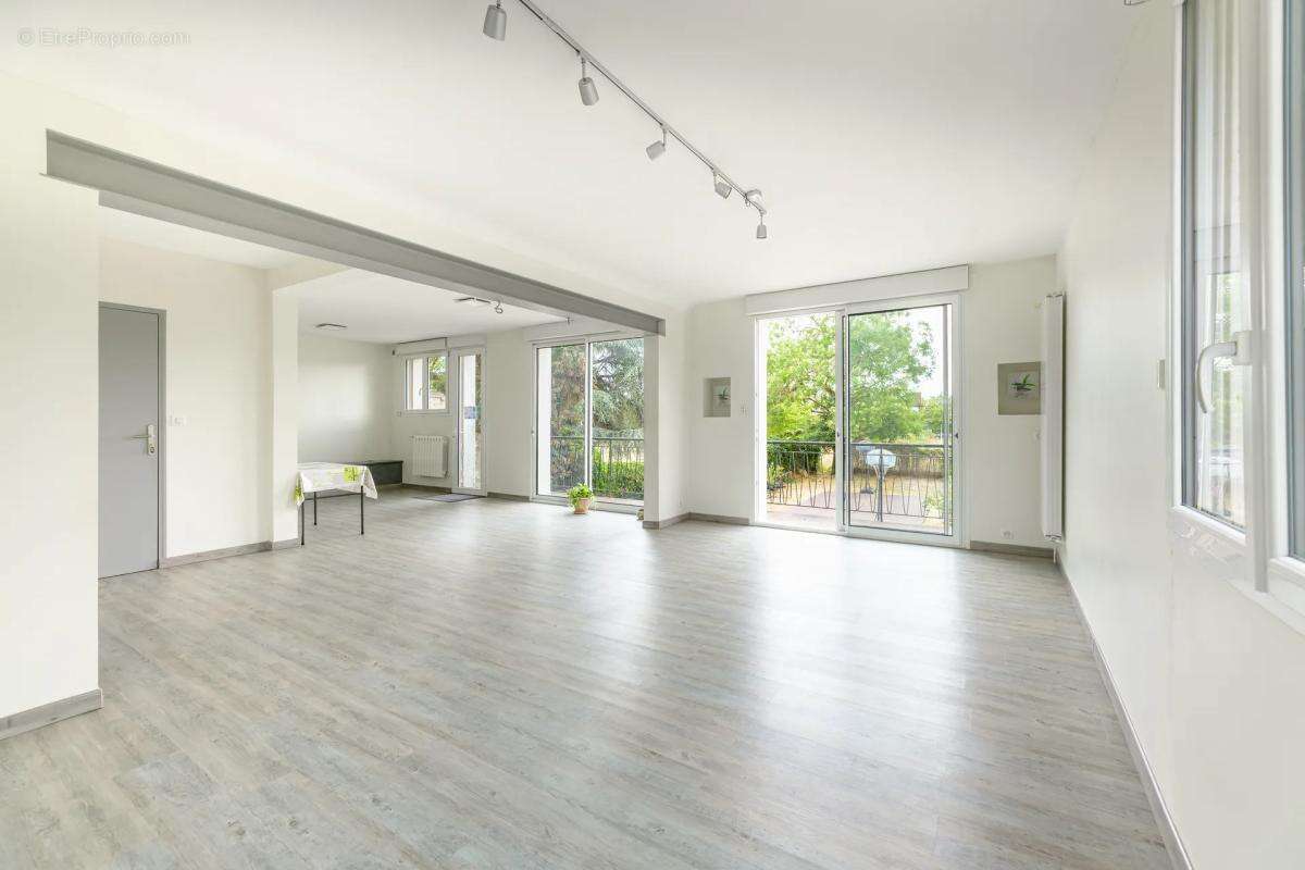 Maison de 8 pièces de 190.27 m² à Saint-Pierre-des-Corps - photo 3