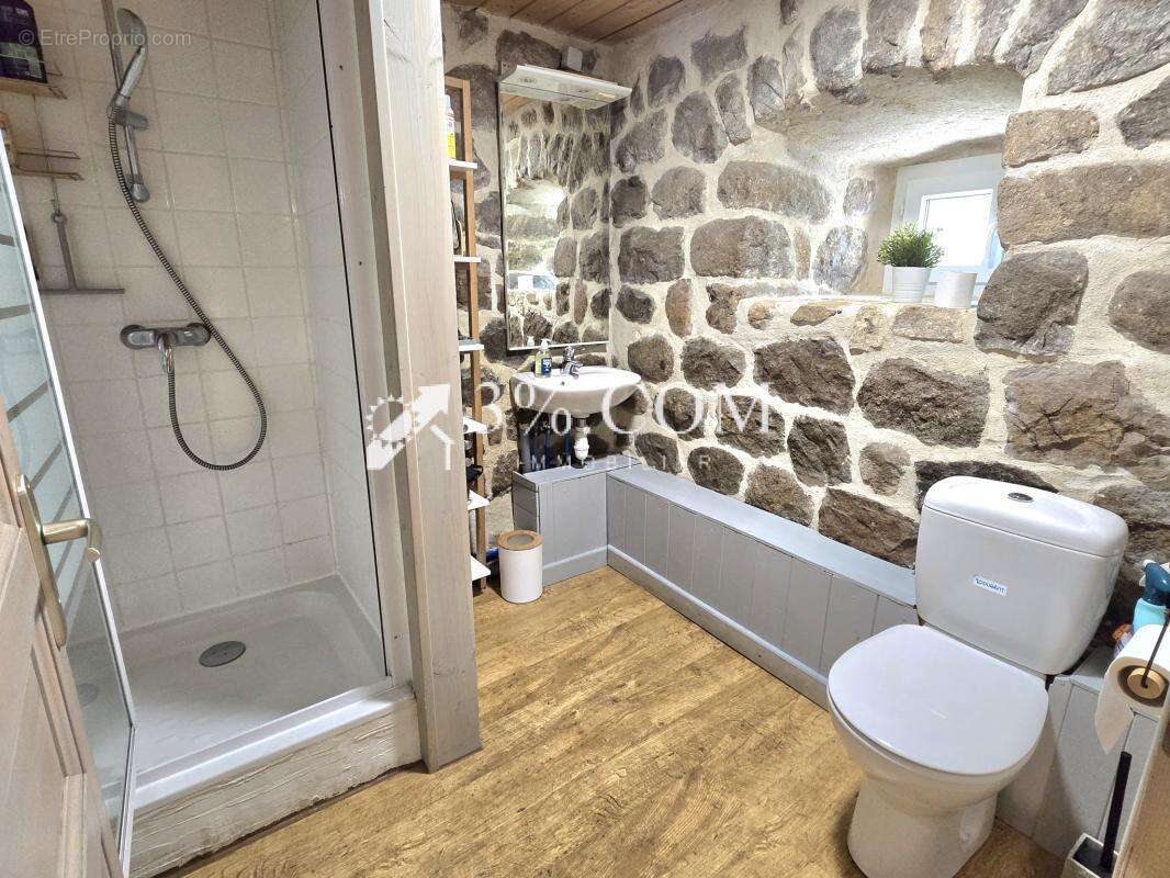 Gîte meublé 2 à 4 personnes de 36m2 dans bâtisse en pierre - photo 6