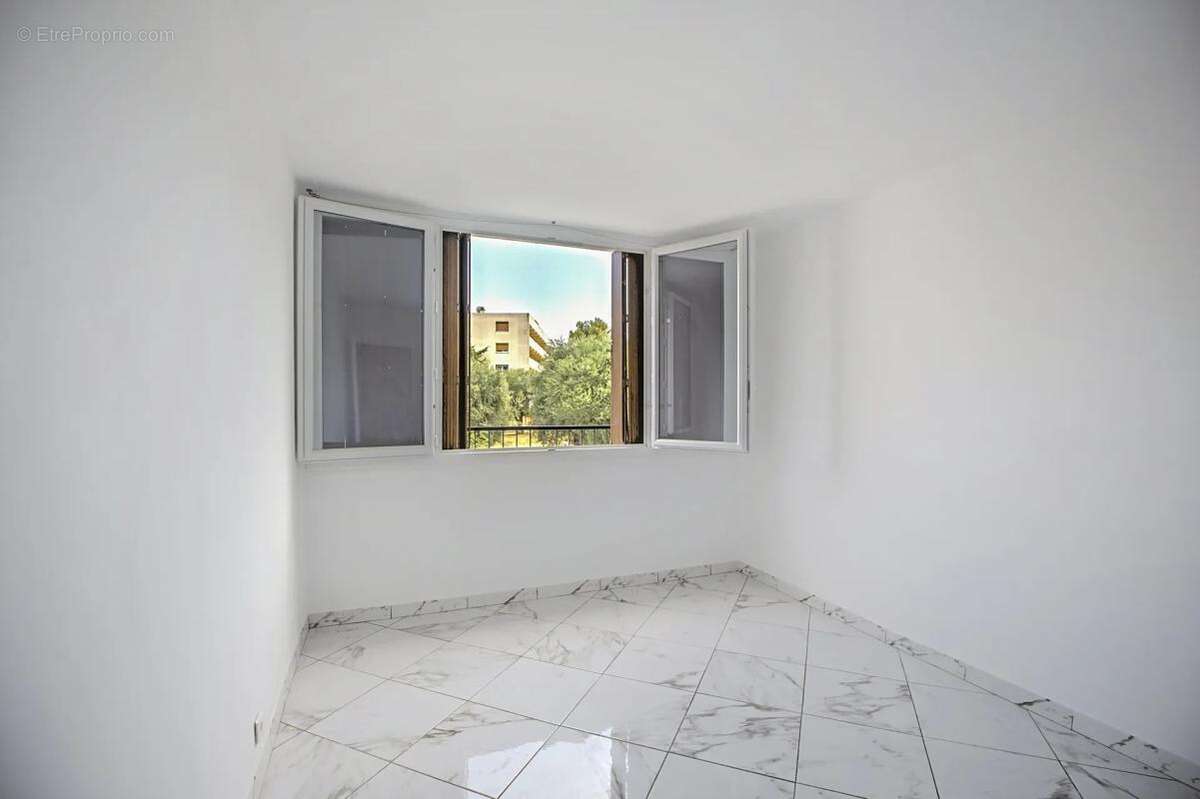 Bel appartement T3 avec loggia, cave et parking - photo 5
