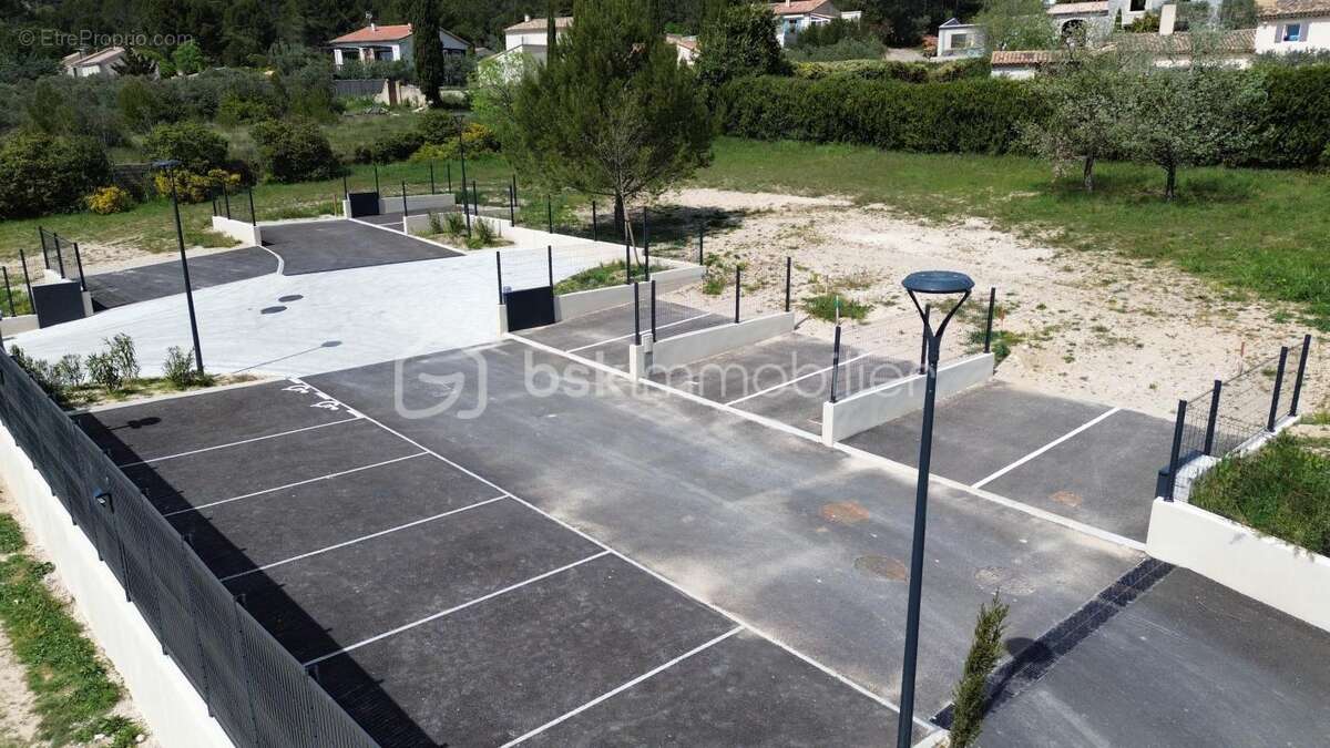 A vendre terrain constructible et viabilisé de 500 m2  , au pied du Luberon , très au calme , sur Mérindol - photo 4