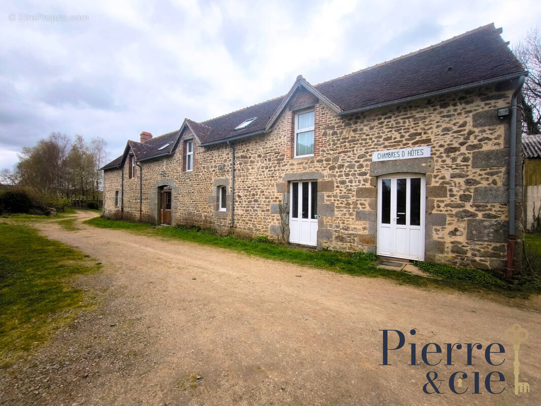 Maison à SAINT-SAUVEUR-DE-CARROUGES