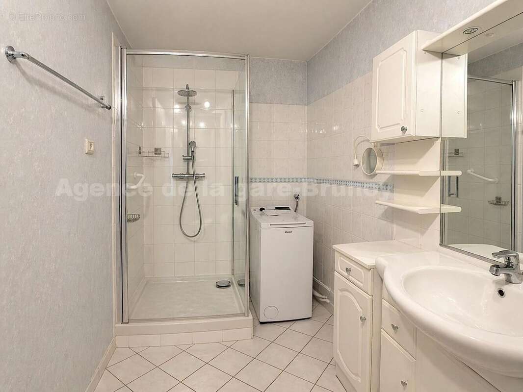 Salle d'eau - Appartement à EPINAY-SOUS-SENART
