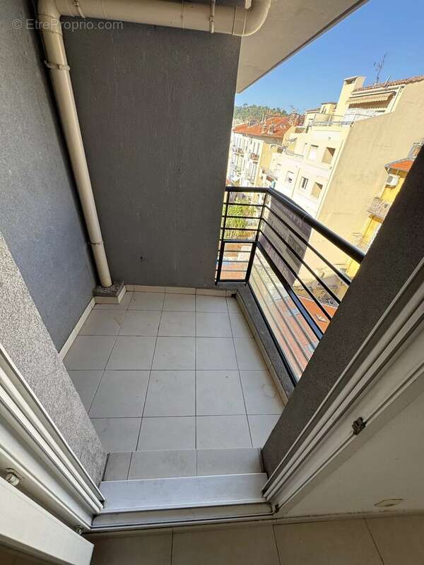 Studio dernier étage – Calme absolu – Secteur Riquier / Port - photo 8