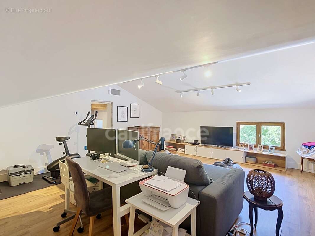 MONTÉLIMAR (26200) – Maison familiale climatisée de 162 m², 5 chambres dont une vaste pièce de 35 m², piscine et jardin clos arb - photo 14