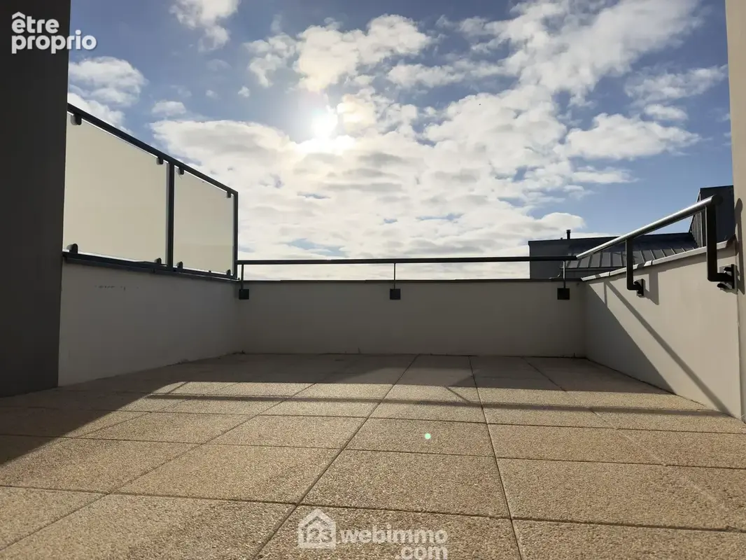 Un espace extérieur agréable avec vue sur les hauts de moine.