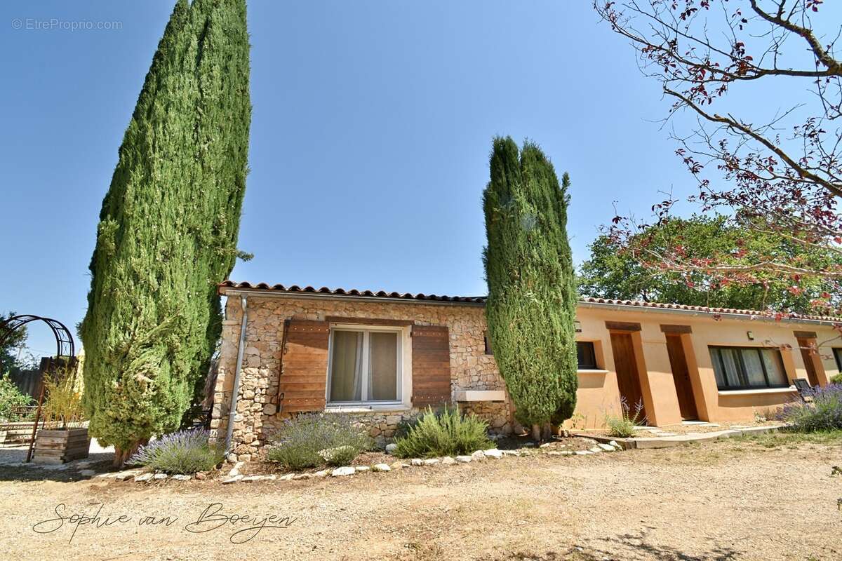 Maison à vendre 10 pièces EGUILLES (13), maison avec dépendances de 215 m², sur 3 230 m² avec piscine - photo 18