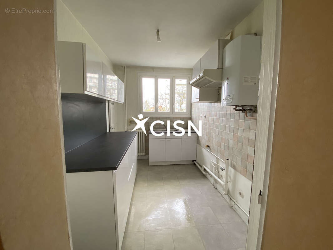 Chalâtres /Toutes Aides - T4 pièces 82 m2, pk privatif, cave, ascenseur - photo 3