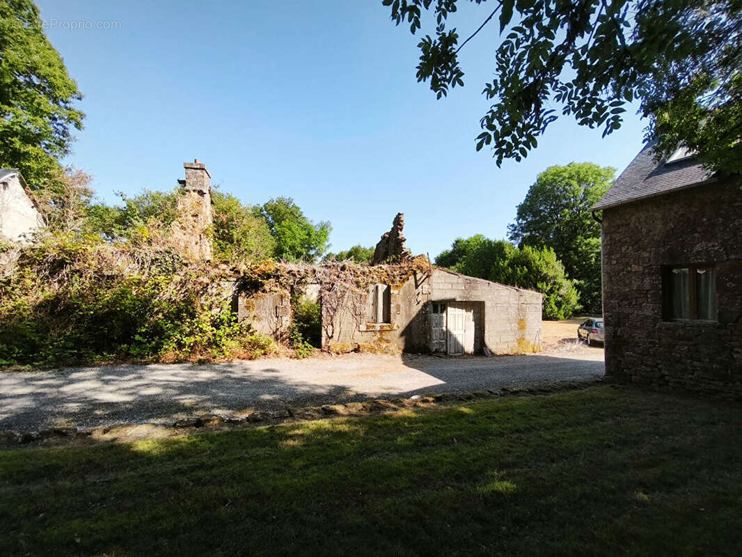 MORBIHAN, Le Croisty, manoir d'origine du XVIe siècle, partiellement rénové, sur un terrain de plus de 3 acres - photo 14