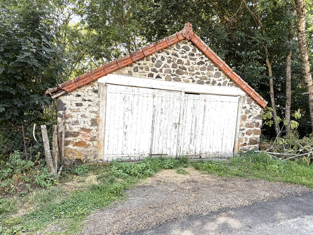 Saint-Saturnin   Jolie maison avec garages, grange et écurie sur des terrains de 1 623 m2 - photo 11