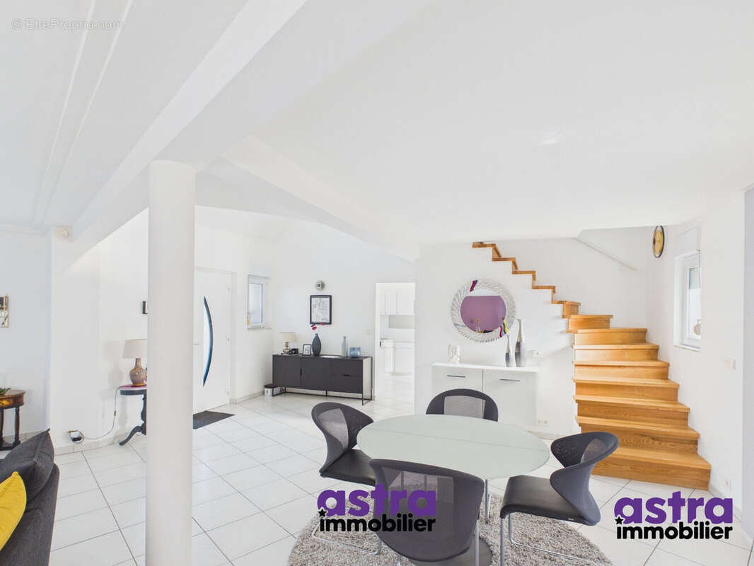 Maison à STEINBRUNN-LE-BAS