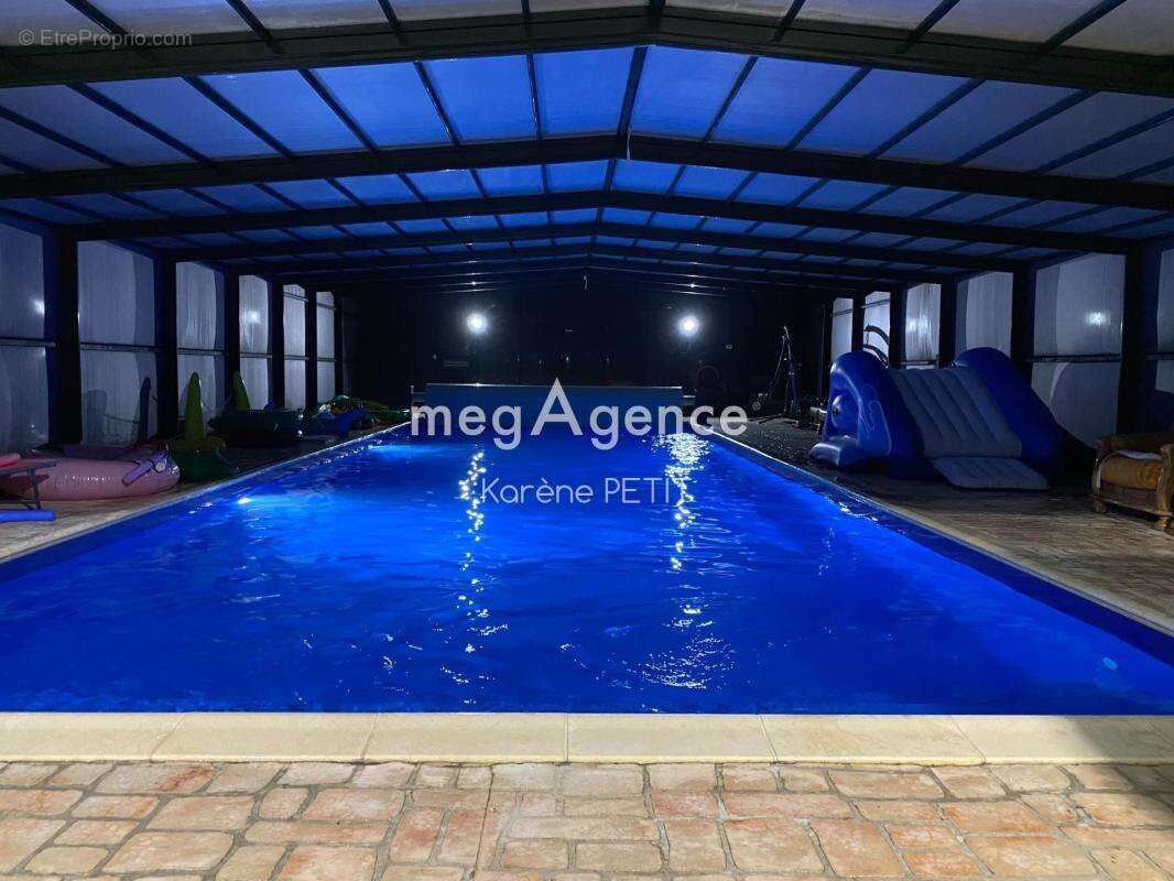 Deux maisons, piscine intérieure, fort potentiel ! - photo 2
