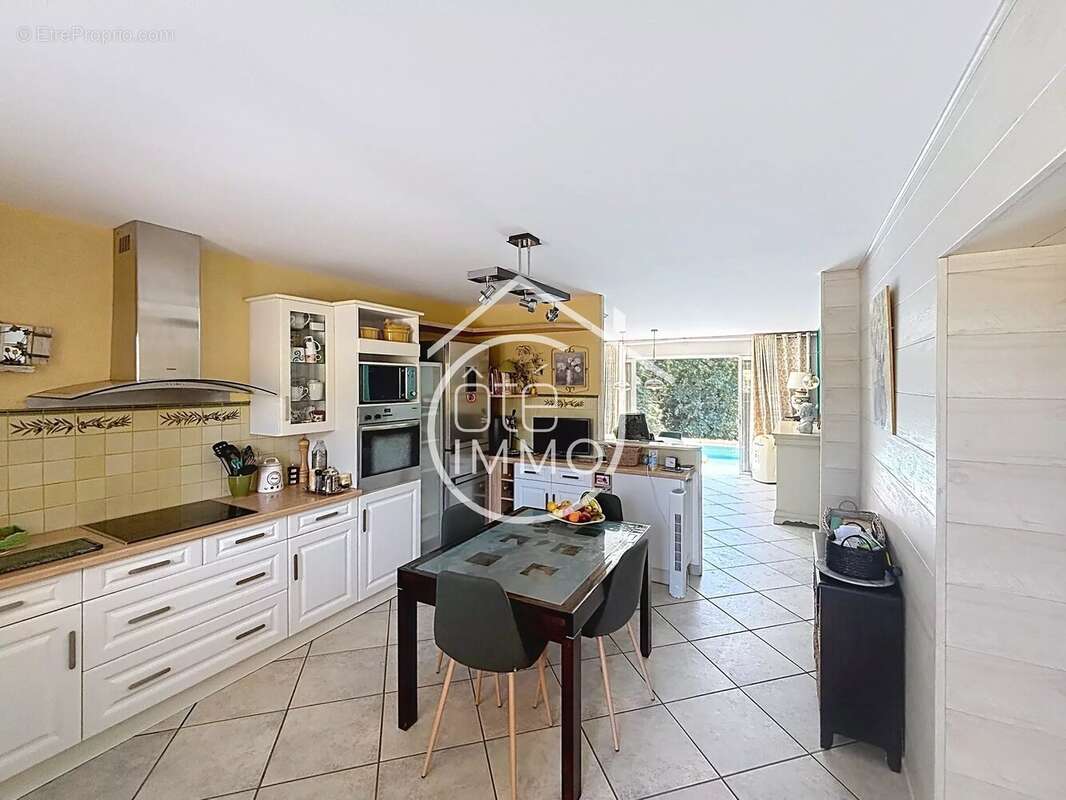 GUILLAC - Superbe propriété de 163 m2 de plain-pied avec piscine - photo 7