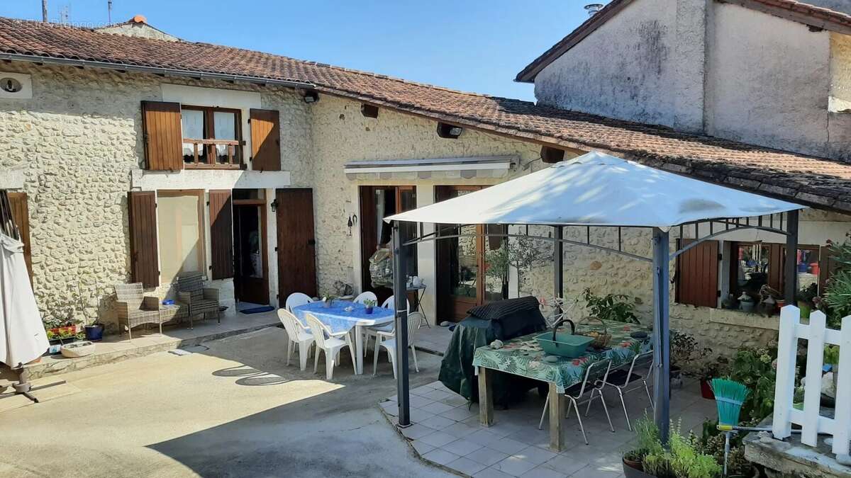 Maison de 3 chambres dans le centre d'une ville commercial - photo 13