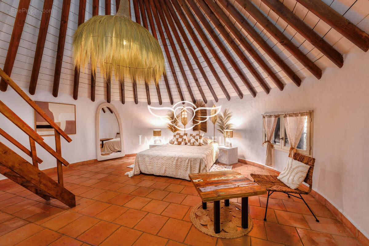 Maison à VESTRIC-ET-CANDIAC