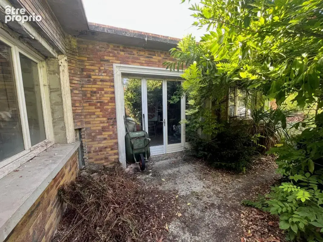 Central et calme sur 1400m² de terrain ! Propriété meulière de caractère de 250m² comprenant séjour triple et 5 chambres, sur un - photo 27