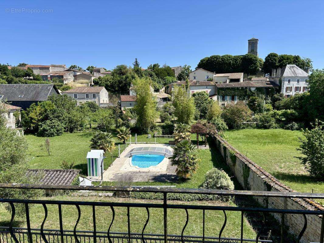 Maison à CHEF-BOUTONNE