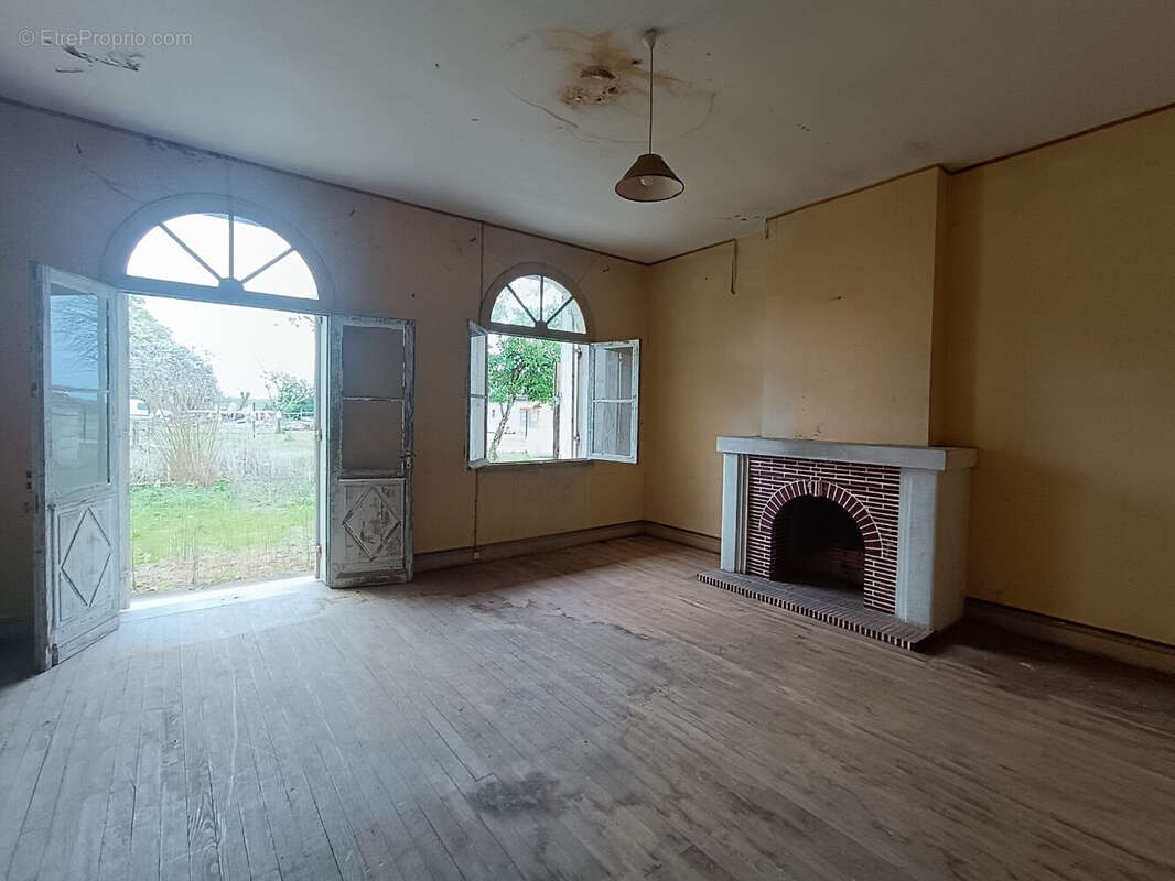 Maison 320 m² à Saint-Martin-Du-Bois  - photo 8