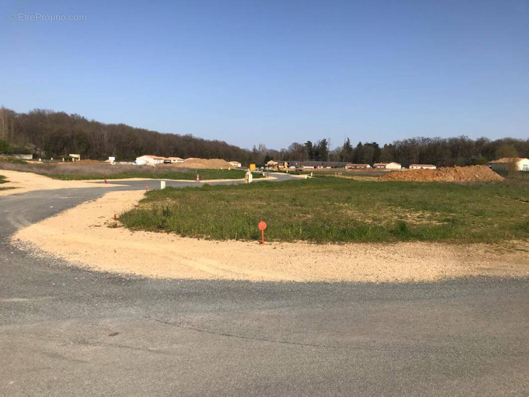 Terrain à SAINT-JULIEN-L&#039;ARS