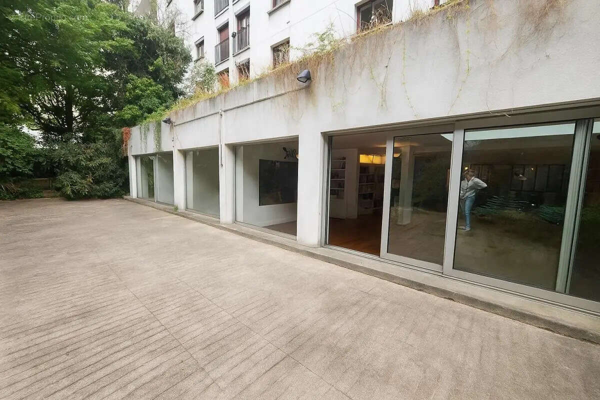 Bureaux en duplex à vendre de 261,65 m² avec terrasse et jardin privatif a toute proximité du métro et du centre ville de Montro - photo 2